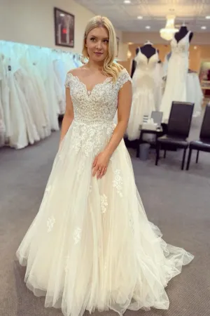 Classic Lace and Tulle Bridal Dress with Cap Sleeves