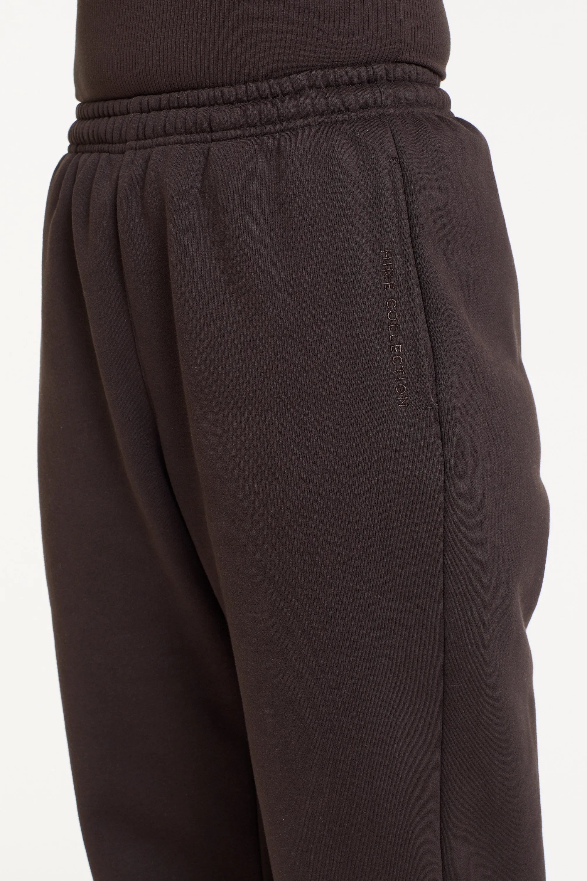ESSENTIAL TRACKPANT COCOA