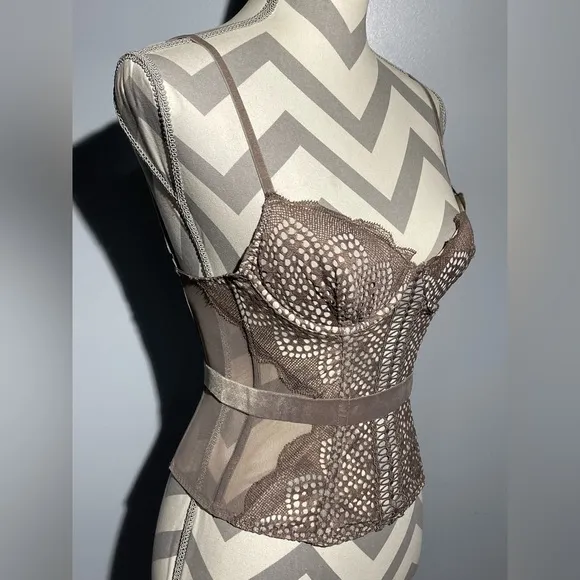 Victoria's Secret Brown Lace Bra with Structured Design