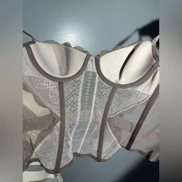 Victoria's Secret Brown Lace Bra with Structured Design