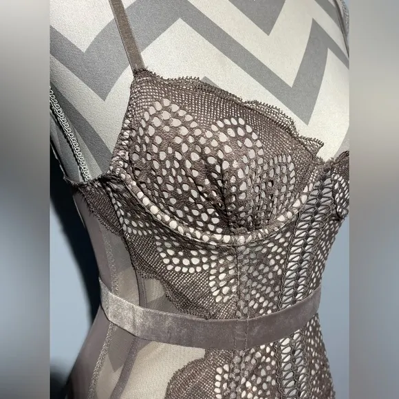 Victoria's Secret Brown Lace Bra with Structured Design