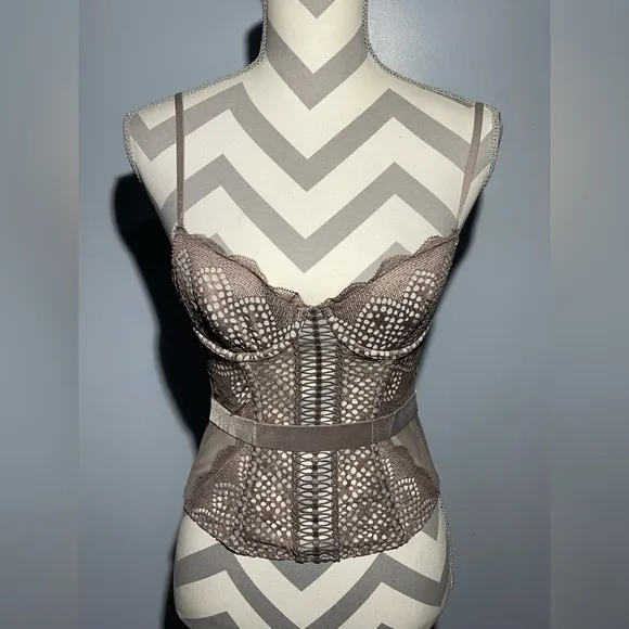 Victoria's Secret Brown Lace Bra with Structured Design