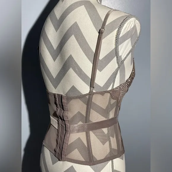 Victoria's Secret Brown Lace Bra with Structured Design